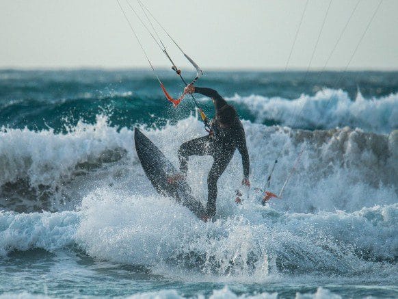 Vista de una persona haciendo Kitesurf en los spots de Gran Canaria
