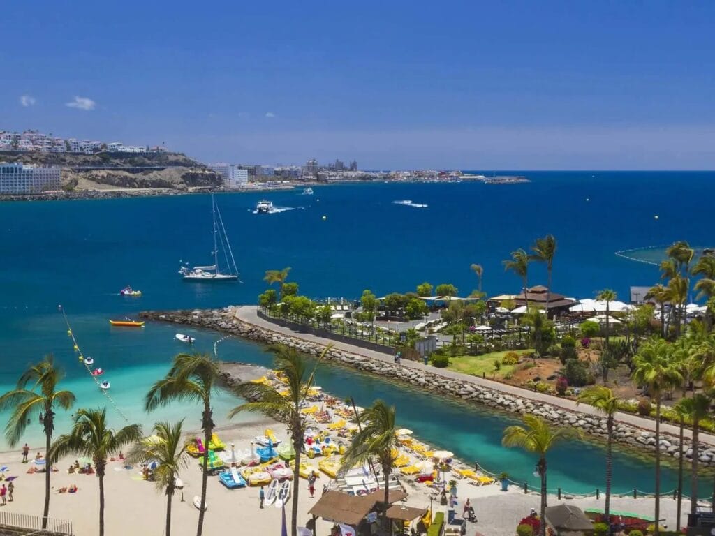 Vista de la playa de Anfi del Mar, una de las mejores playas de Gran Canaria