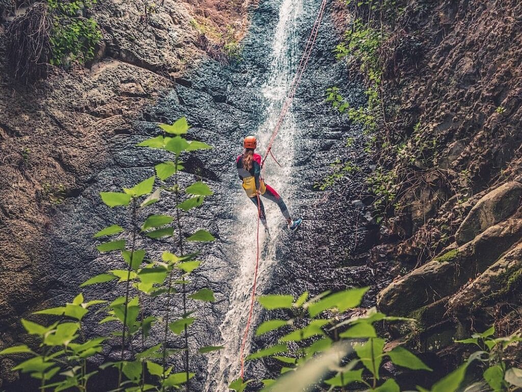 Vista de un chico haciendo barranquismo, uno de los deportes en Gran Canaria