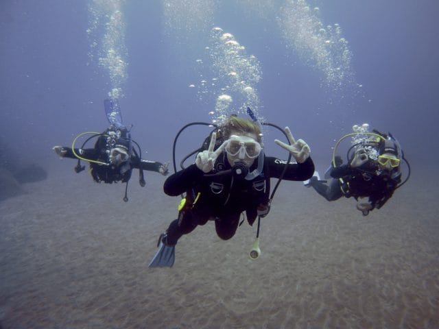 Vista de buceadores haciendo el bautismo de buceo en Gran Canaria