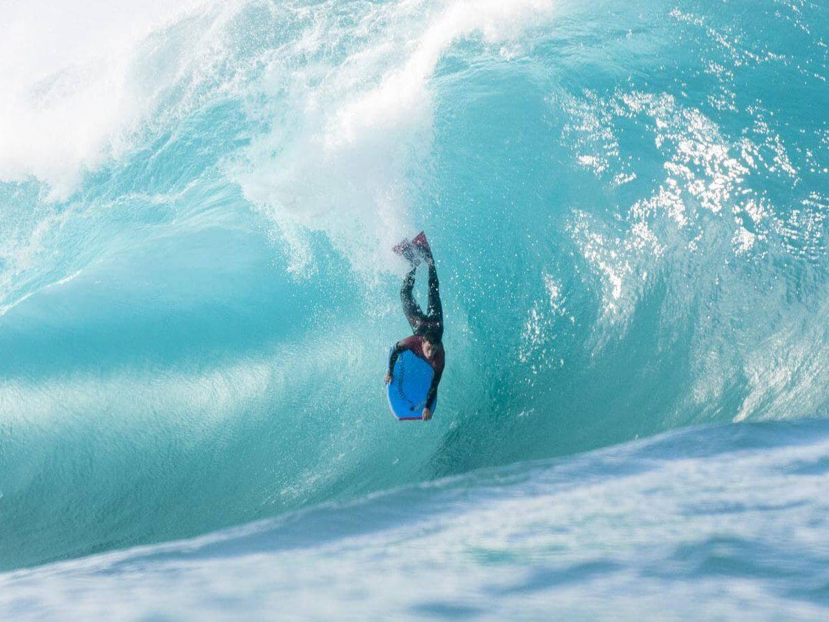 Vista de un chico haciendo bodyboard en la isla de Gran Canaria