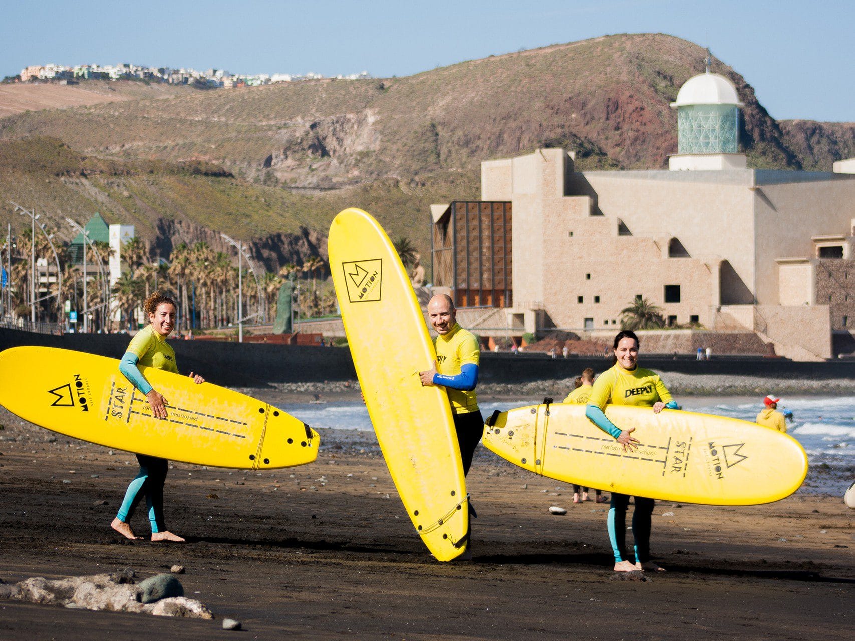 Vista de alumnos de la escuela Brisa School, una de las escuelas de surf en Gran Canaria