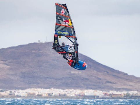 Vista de un salto increible de un windsurfista en los spots de Gran Canaria