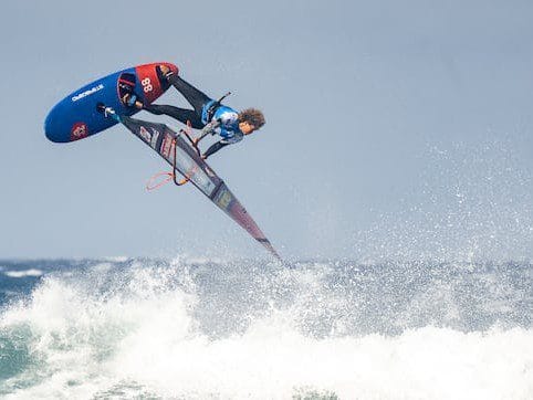 Vista de un windsurfista en las costas de Gran Canaria