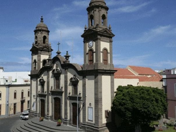Vista de la iglesia de guia