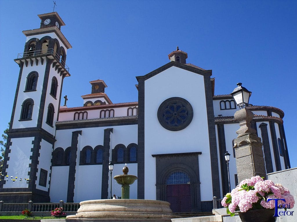 Vista de la iglesia Nuestra Señora de La Candelaria en Moya