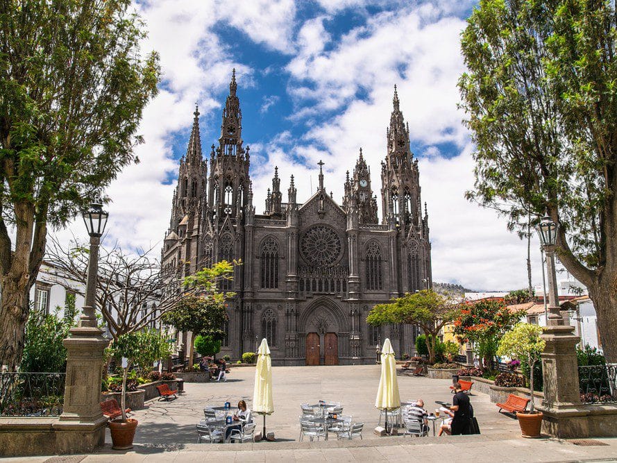 Vista de la Iglesia de San Juan Bautista en Arucas, Gran Canaria