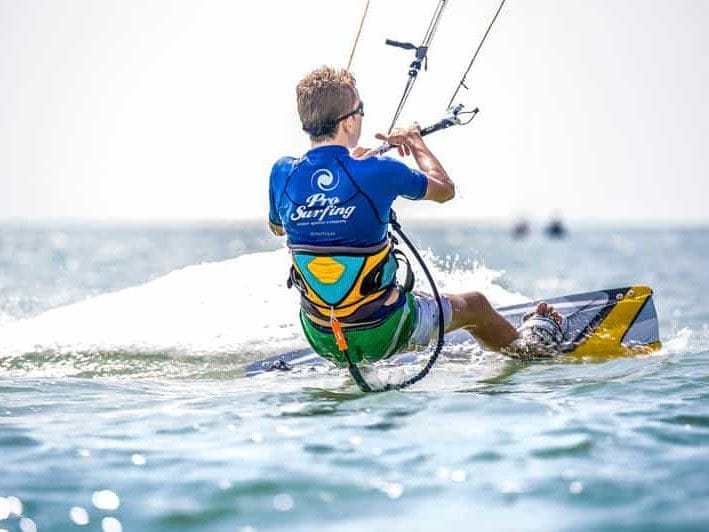 Vista de persona haciendo kitesurf en la isla de gran Canaria