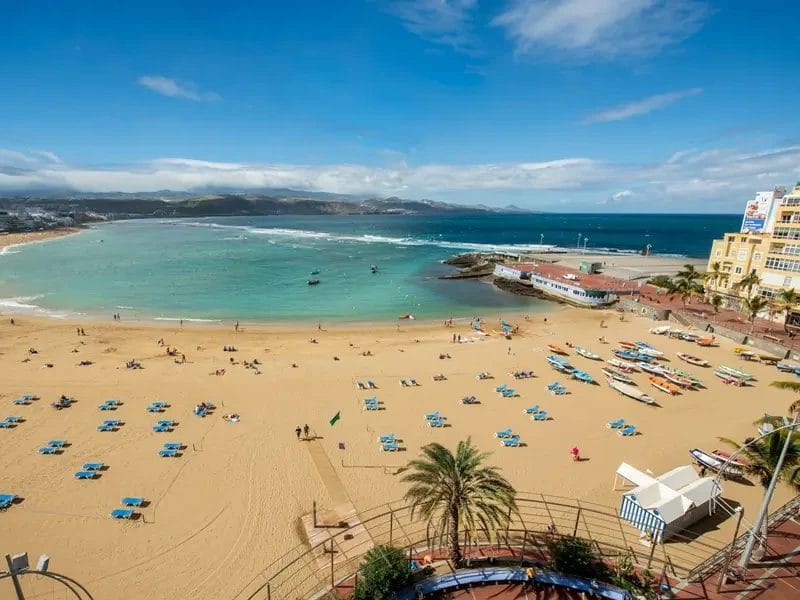 Visitar la Playa de Las Canteras es uno de las mejores cosas que ver y hacer en Las Palmas de Gran Canaria