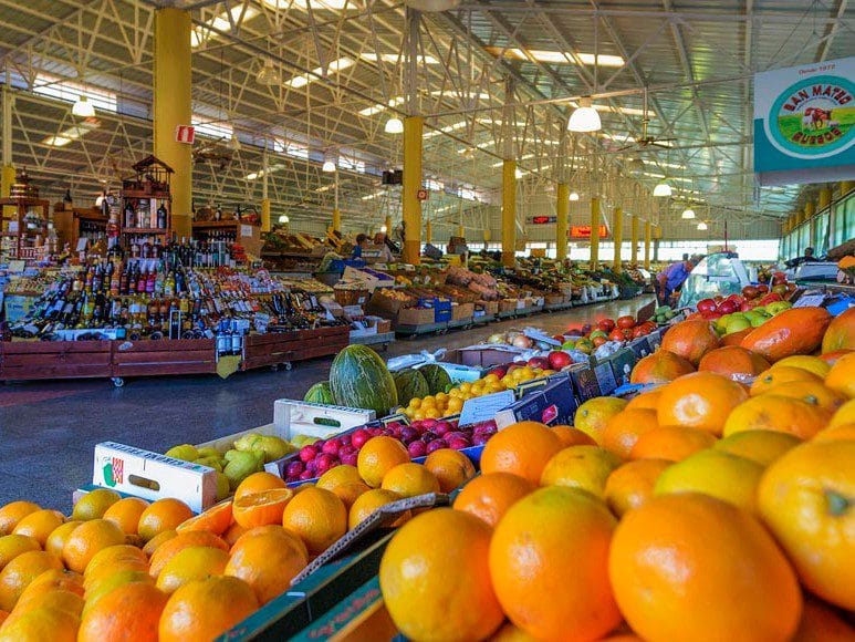 Puesto de frutas en el Mercado de San Mateo en Gran Canaria