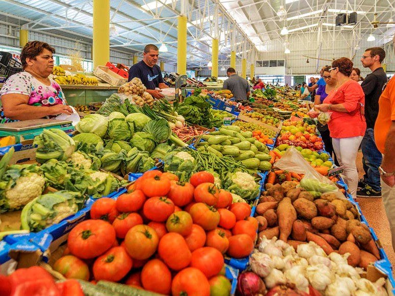 Personas comprando fruta y verduras en el Mercado de San Mateo en Gran Canaria