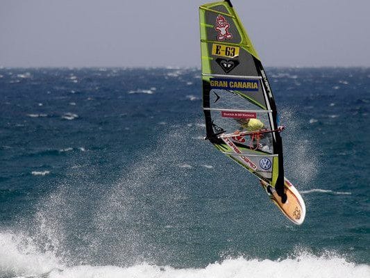 Vista de un windsurfista en pozo izquierdo en Gran Canaria