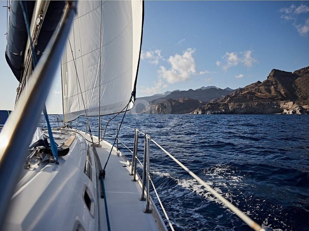 Vista de barco navegando a vela en Gran Canaria