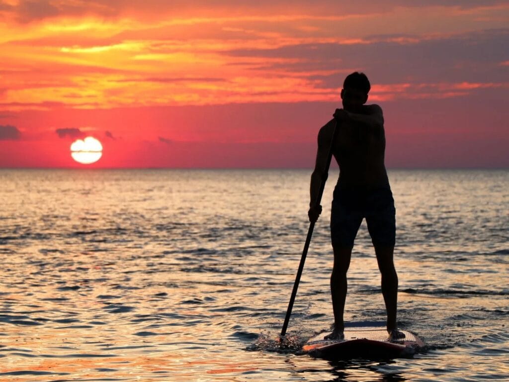 Vista de una persona haciendo paddle surf en la isla de Gran Canaria