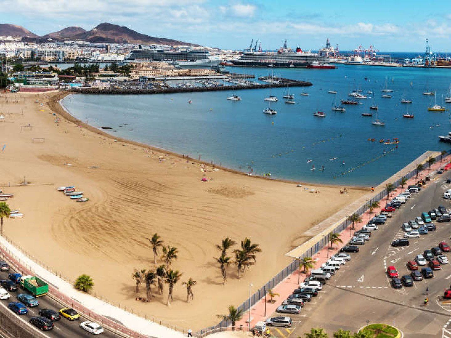 Vista de la playa de las Alcaravaneras, una de las mejores playas urbanas en Gran Canaria