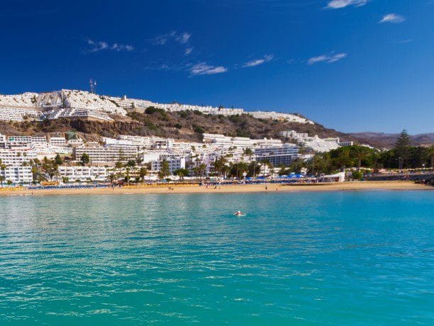 Vista de la playa de Puerto Rico en el sur de Gran Canaria