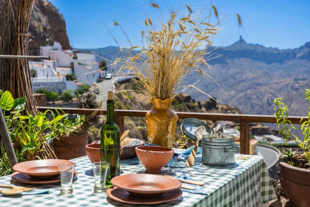 Mesa preparada para comer en un restaurante con vistas en Gran Canaria