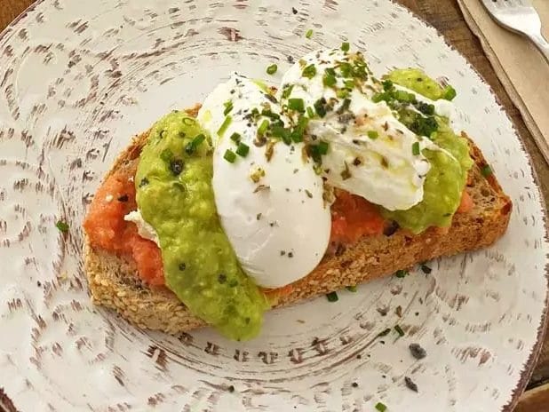Tosta aguacate con huevos en Gran Canaria