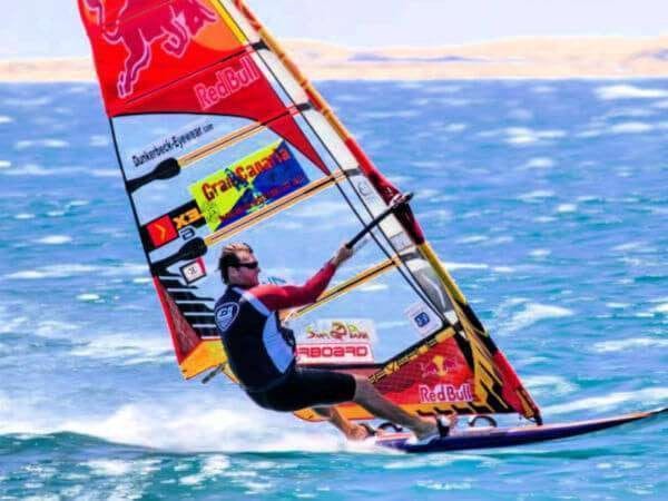Vista de Bjorn Dunkerbeck navegando en Gran Canaria, uno de los mejores windsurfistas de la historia