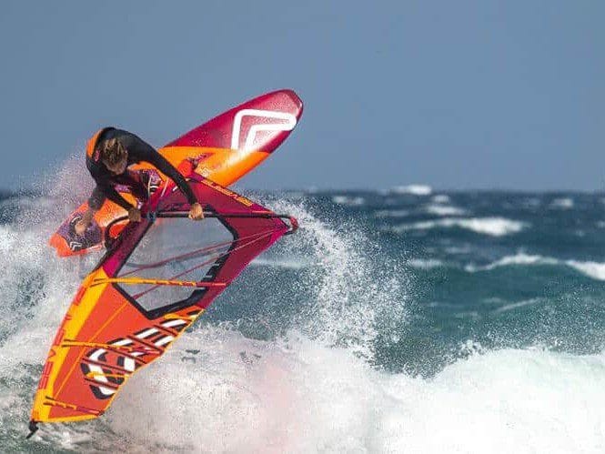 Vista de windsurfista saltando en una ola en Gran Canaria