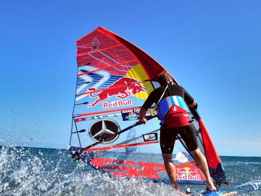 Vista de un windusrfista navegando en Gran Canaria
