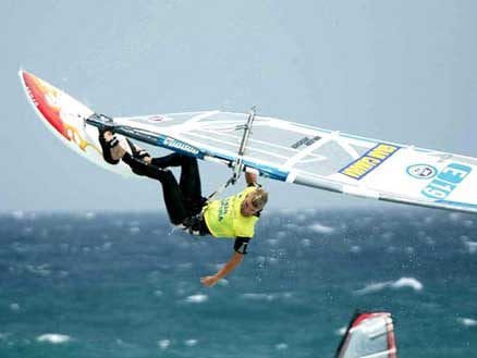 Vista de una persona haciendo windsurf en Gran Canaria
