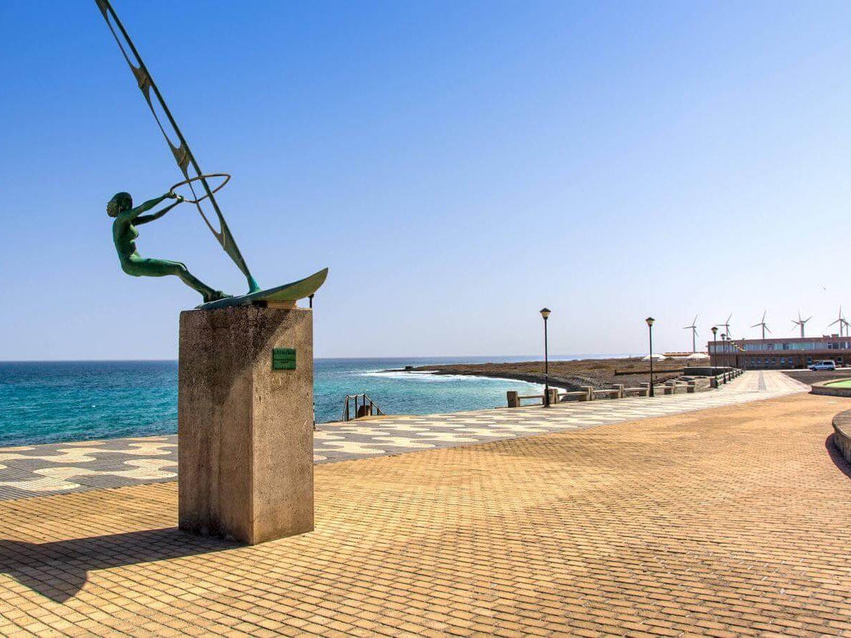 Vista de una escultura de windsurf en Pozo Izquierdo en gran Canaria
