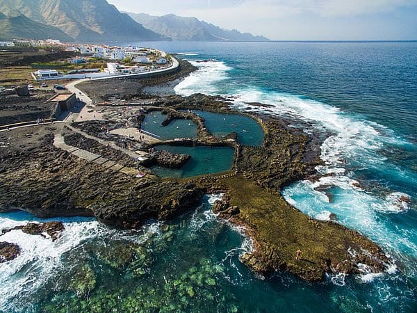 Vista de las piscinas Las Salinas en Agaete, Gran Canaria