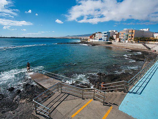 Vista de la piscina natural Zoco Negro en Arinaga, Gran canaria