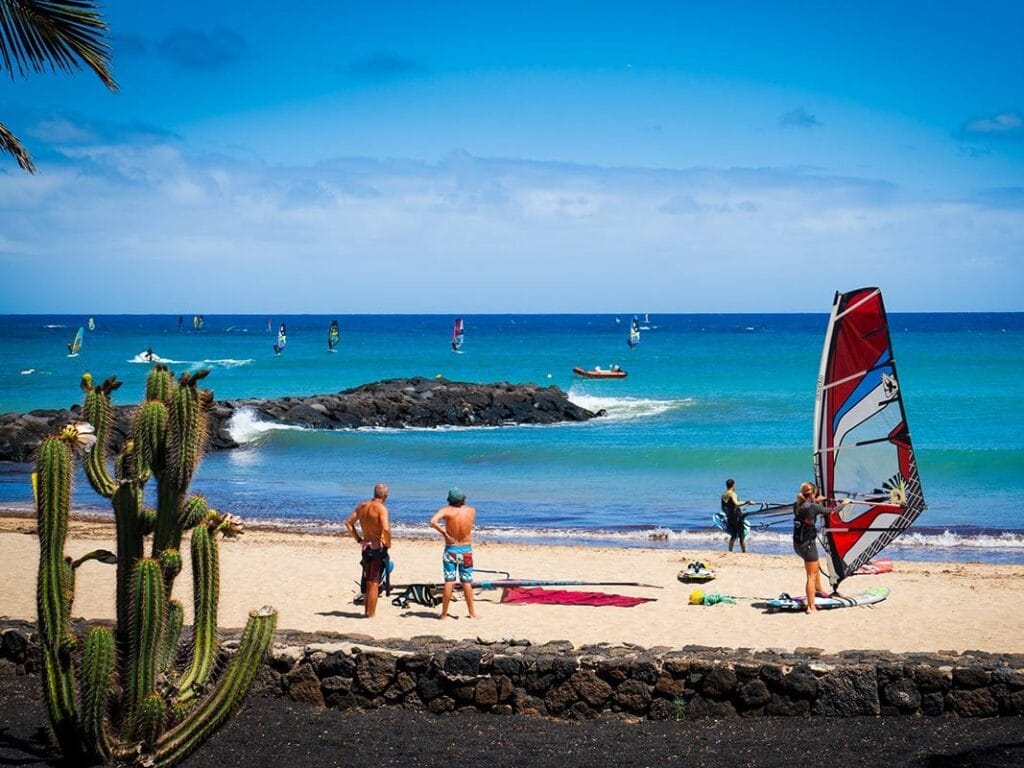 Vista de Costa de Teguise, uno de los lugares que visitar en Lanzarote