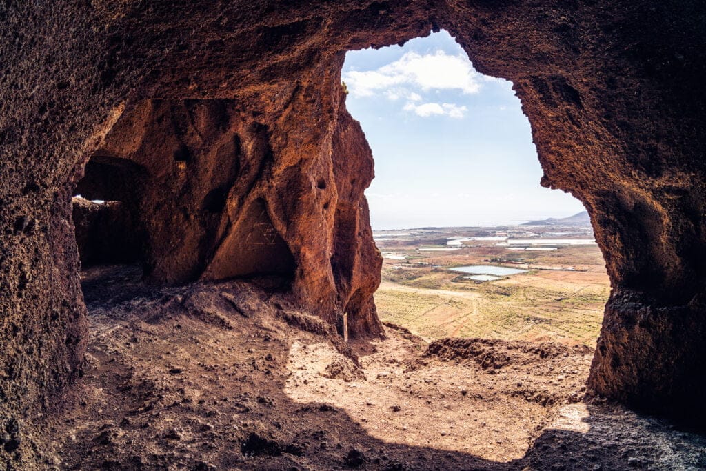 Vista desde el interior de las cuevas en Cuatro Puertas, en Gran Canaria