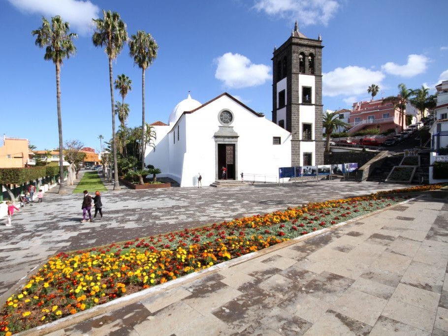 Vista de la iglesia de San Pedro Apóstol en el pueblo de El Sauzal