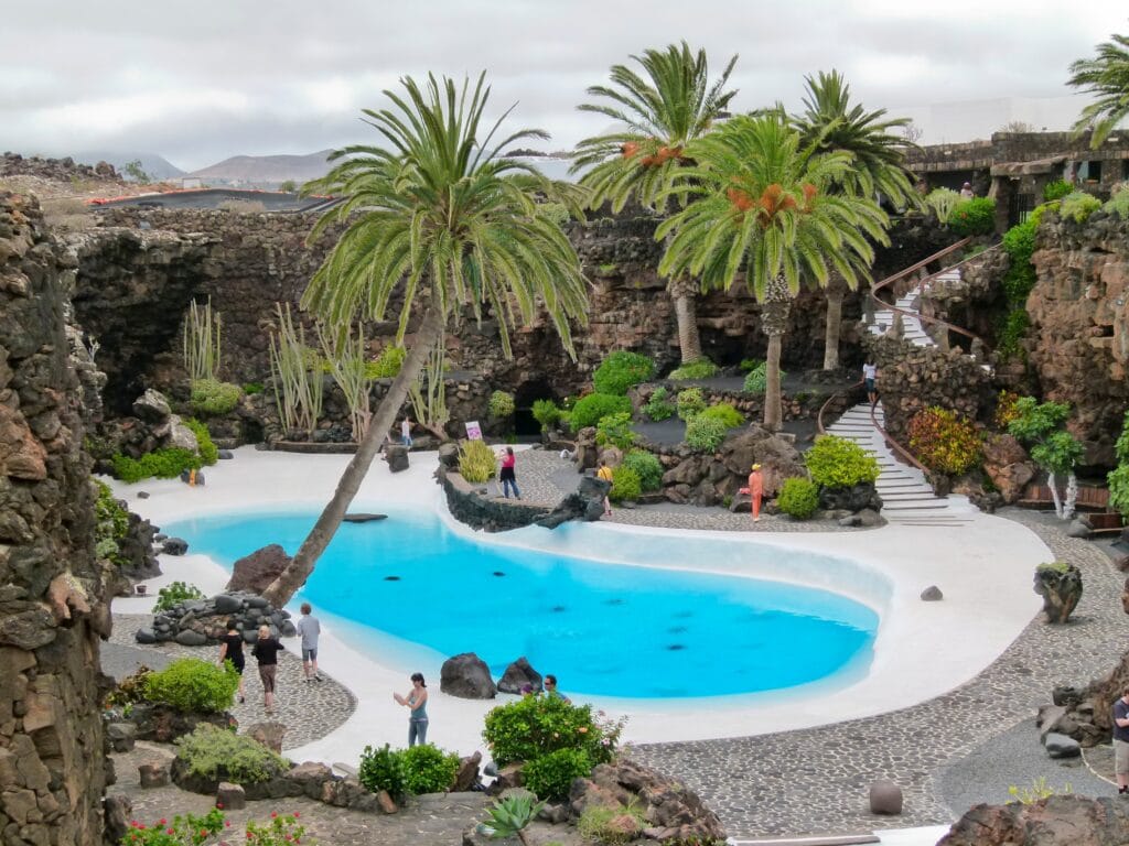 vista de Los Jameos del Agua, uno de los mejores lugares que visitar en Lanzarote