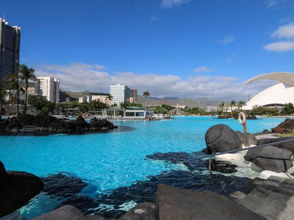Vista de las piscinas en el Parque Marítimo César Manrique, uno de los lugares que visitar en Santa Cruz de tenerife
