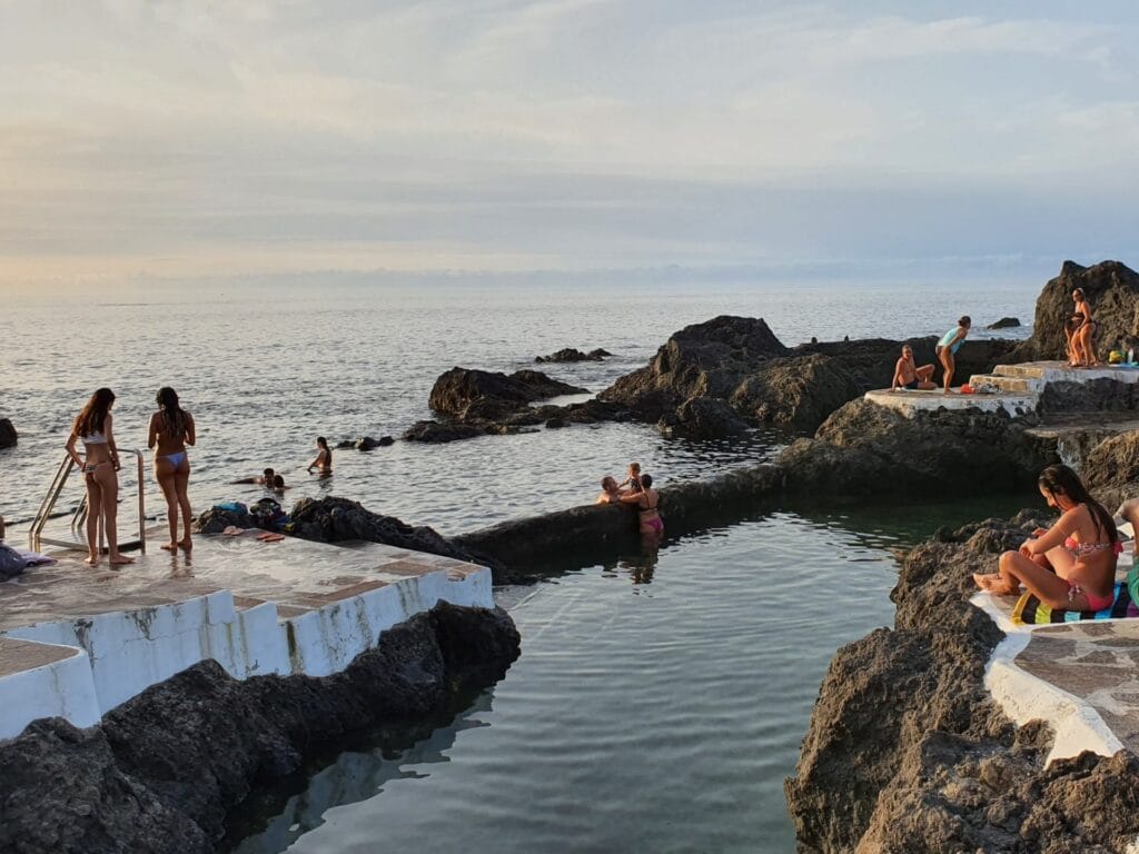 Vista de las piscinas naturales en el pueblo de Garachico