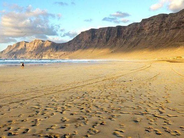 Vista de la Playa de Famara en la isla de lanzarote, una de las mejores playas de la isla