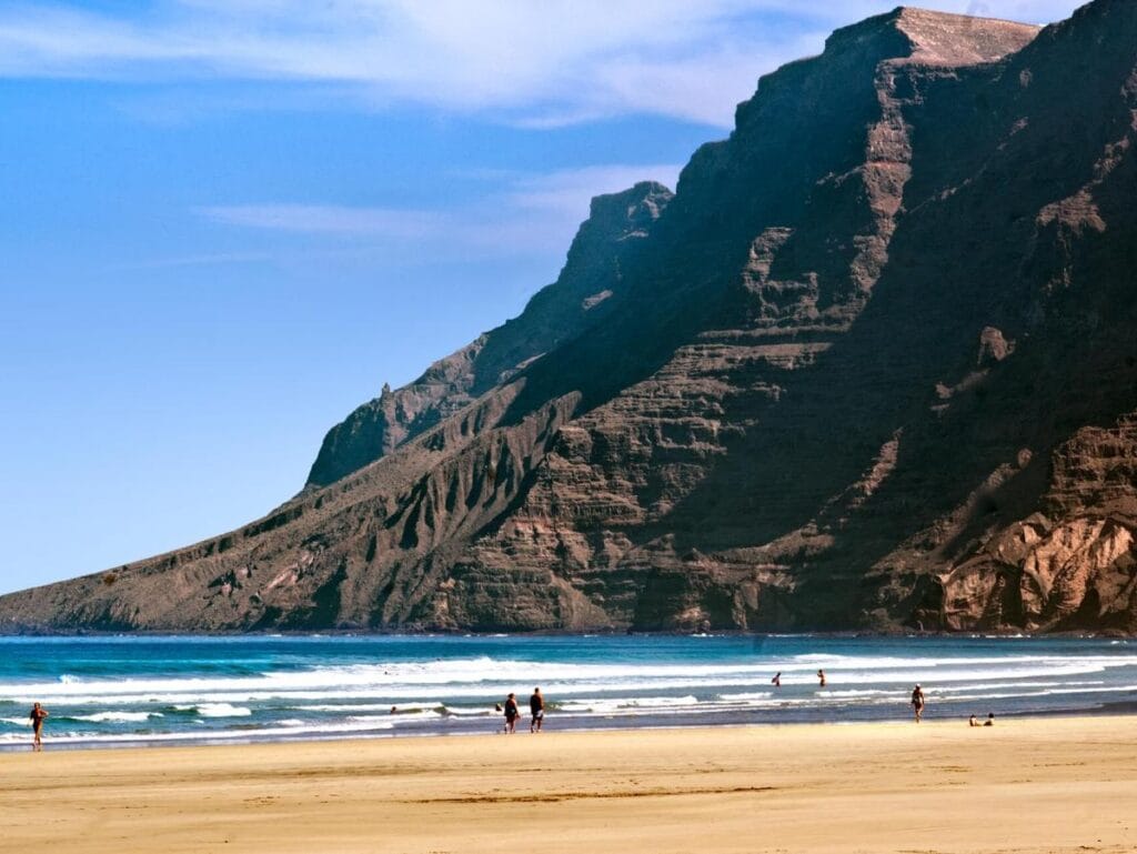 Vista de Playa de Famara, uno de los mejores lugares que visitar en Lanzarote
