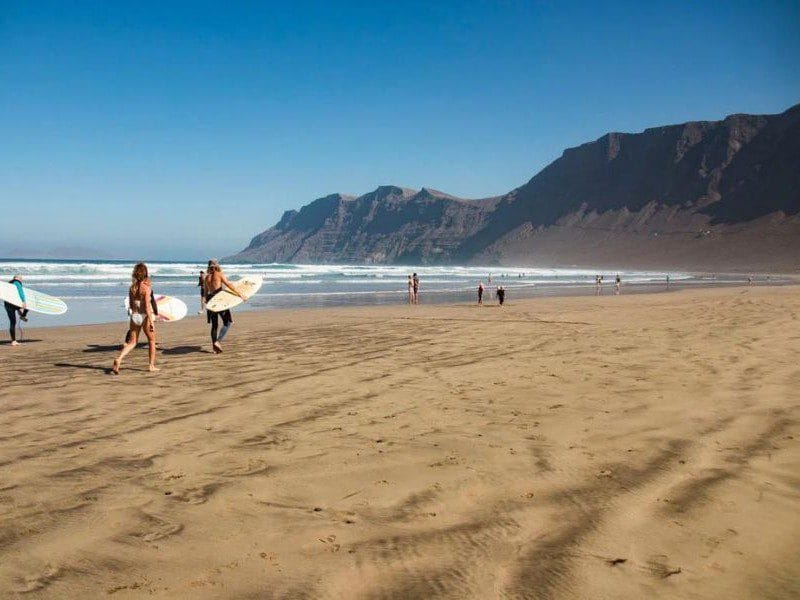 Vista de la Playa de Famara, uno de los mejores lugares que ver en Lanzarote