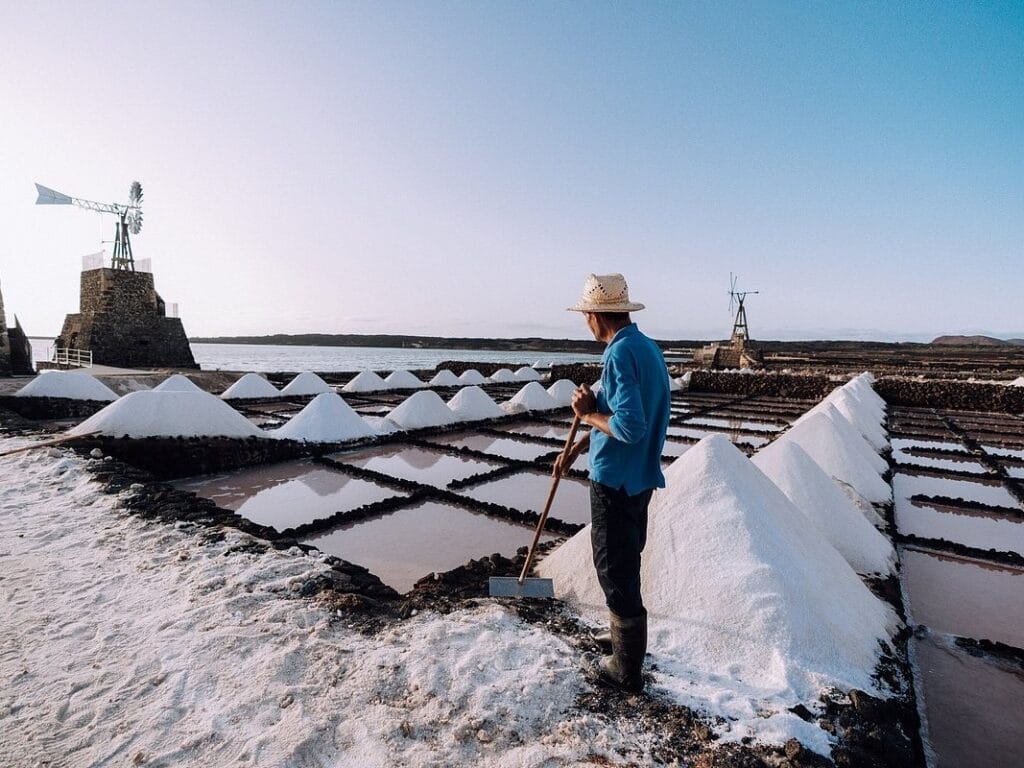 Vista de las Salinas de Janubio, uno de los lugares que ver en Lanzarote