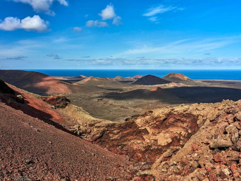 Vista del El Parque Nacional de Timanfaya, uno de los mejores lugares que visitar en Lanzarote