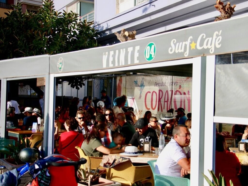 Vista de Veinte 04 Surf Café, uno de los desayunos de Tenerife