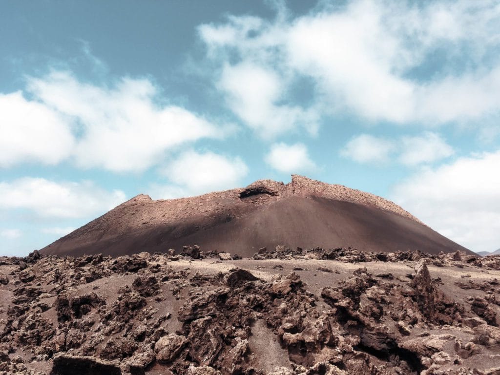 Vista del Volcan del Cuervo, uno de los mejores lugares para hacer senderismo en Lanzarote