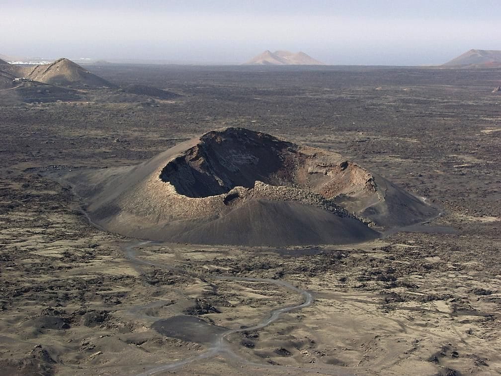 Vista del Volcán del Cuervo, una de las 15 mejores cosas que ver y hacer en lanzarote
