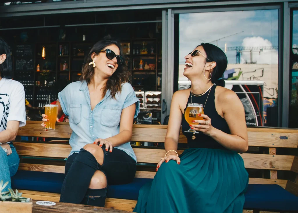 Vista de 2 chicas disfrutando en un rooftop
