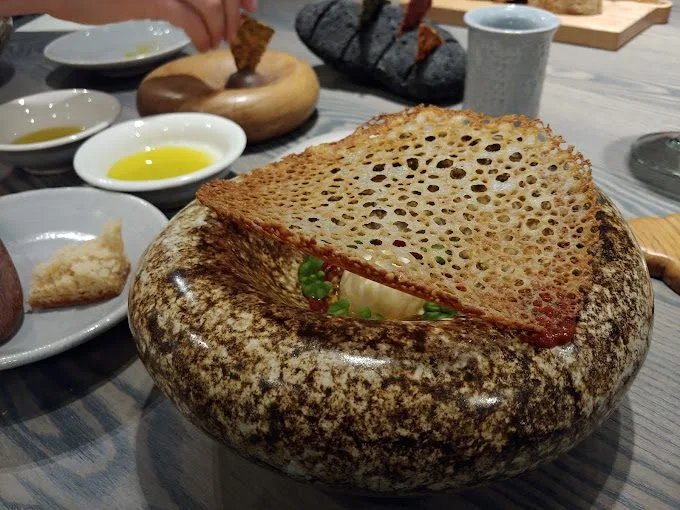 Vista de plato de cocina creativa en uno de los restaurantes Michelin de tenerife