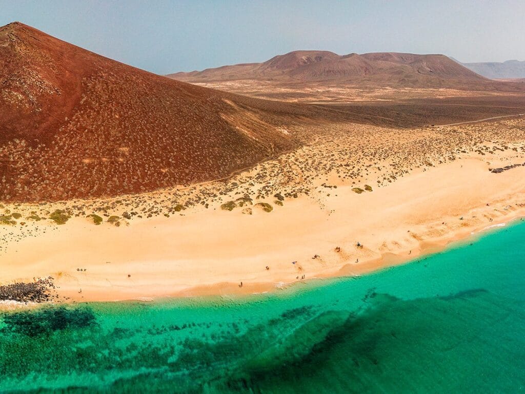 Vista de La Graciosa, una isla que visitar desde Lanzarote