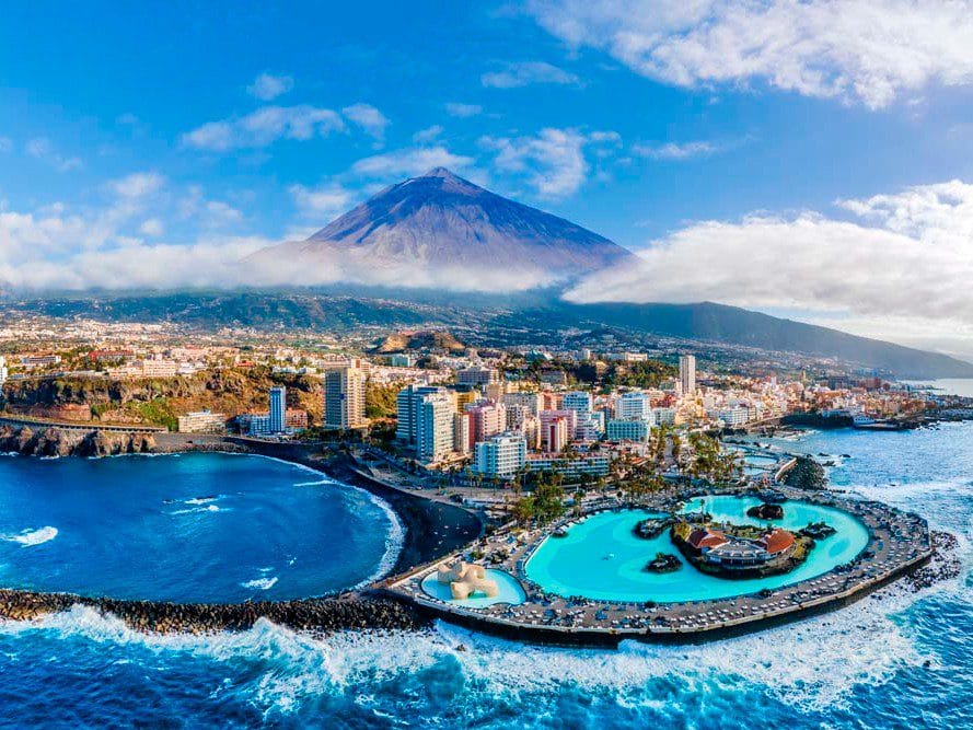 Vista aérea del pueblo de Puerto de La Cruz, uno de los pueblos mas conocidos en Tenerife