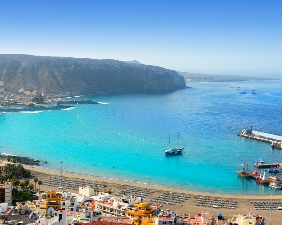 Vista de Los Cristianos, uno de los lugares que visitar en la isla de tenerife