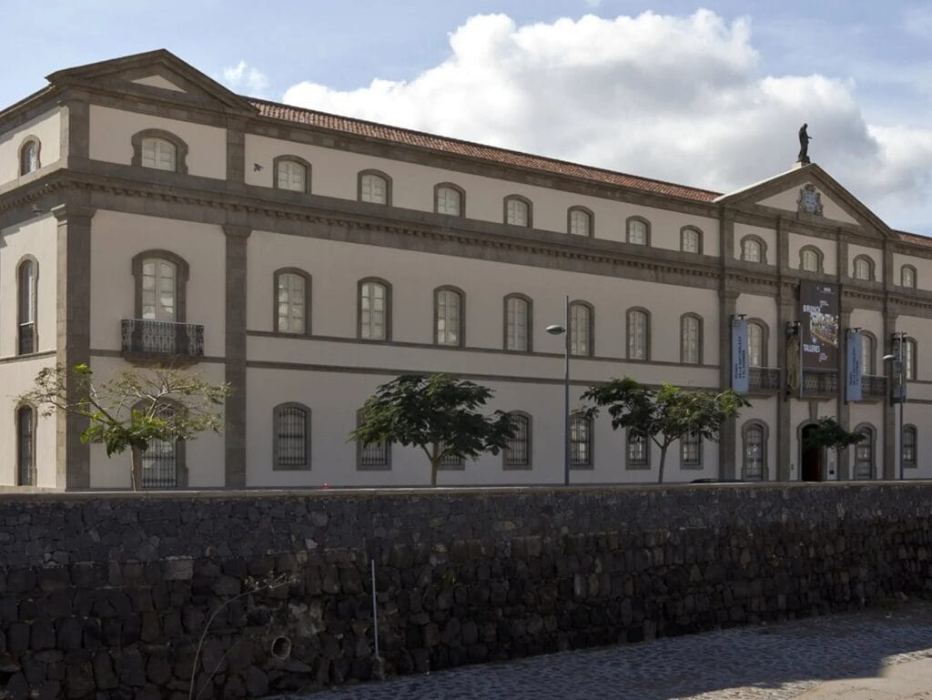 Vista del exterior del Museo de la Naturaleza y el Hombre, uno de los lugares que visitar en Santa Cruz de Tenerife