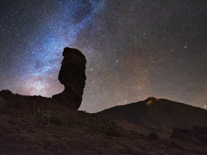 Vista de cielo estrellado en el parque Nacional del Teide, una de las mejores cosas que hacer en Tenerife